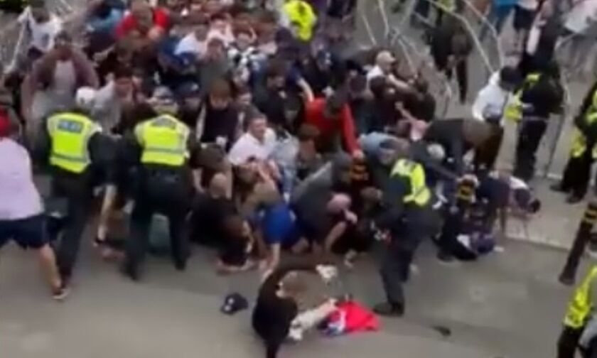 «Καρτέρι» Άγγλων οπαδών στους Ιταλούς στο Wembley (vids)