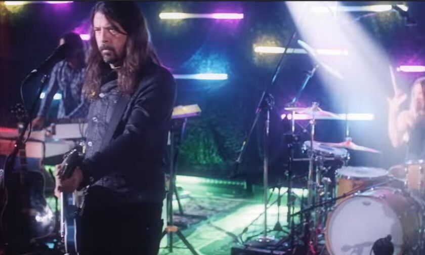  «You Should Be Dancing» - Οι Foo Fighters βγάζουν τη disco πλευρά τους ως «Dee Gees» (vid)