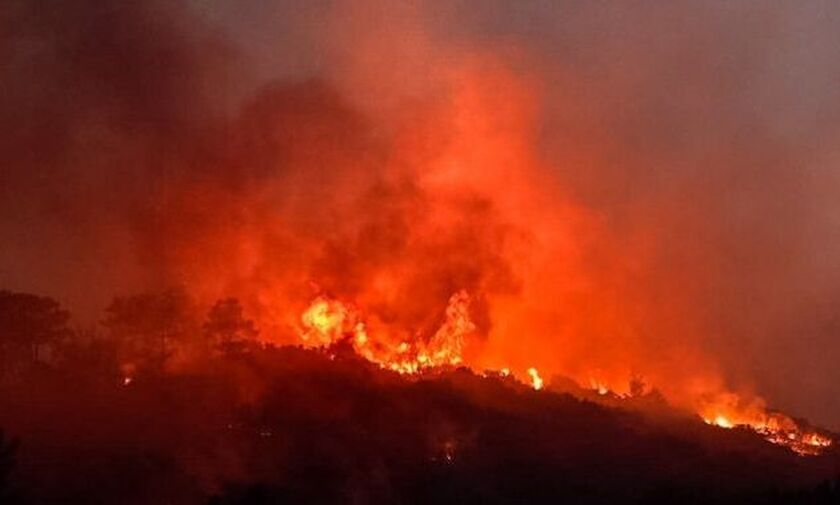 Σε εξέλιξη η μεγάλη φωτιά που έχει εκδηλωθεί στο νησί της Σάμου - Μεγάλη ενίσχυση από αέρος