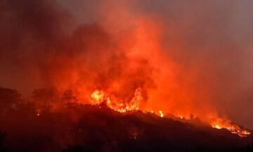Σε εξέλιξη η μεγάλη φωτιά που έχει εκδηλωθεί στο νησί της Σάμου - Μεγάλη ενίσχυση από αέρος