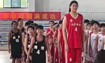 Mπασκετμπολίστρια με ύψος 2,27 μ., μόλις 14 ετών - Δείτε τη (video)