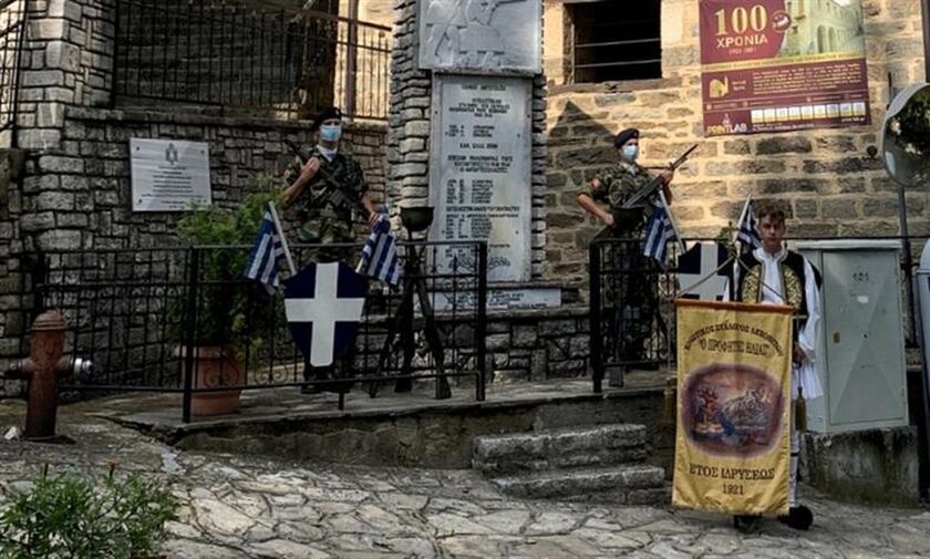 Ένας 16χρονος, ντυμένος εύζωνας, έπεσε, λόγω λιποθυμίας, πάνω σε ξιφολόγχη, στη Φλώρινα!