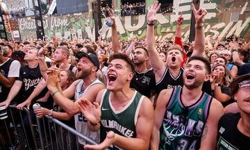 ΝΒΑ Finals: Έξαλλοι πανηγυρισμοί έξω από το Fiserv Forum (vid)