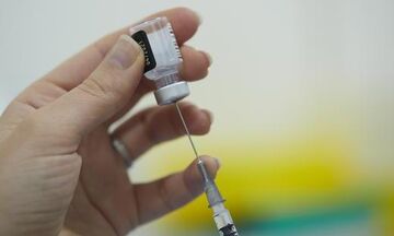 ΕΚΠΑ: Τα εμβόλια κατά της Covid-19 δεν μπορούν να αλλάξουν τα γονίδια μας