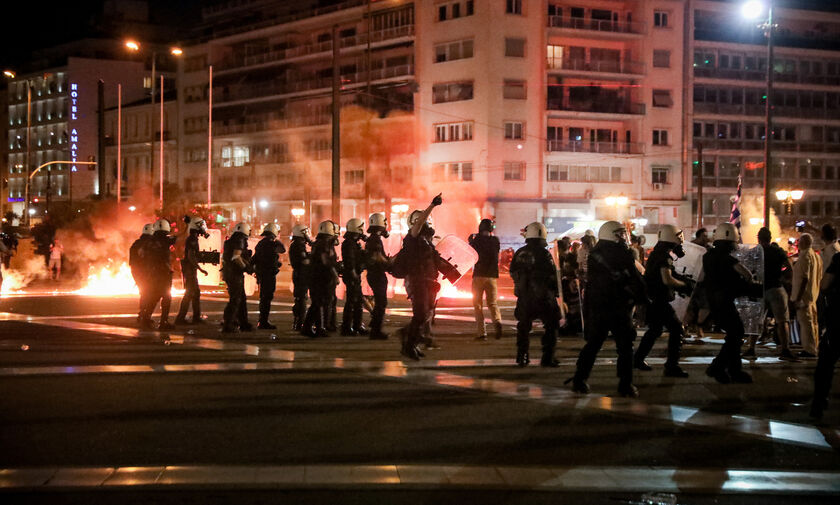 Επεισόδια στο Σύνταγμα: Σε συλλήψεις μετατράπηκαν τέσσερις από τις προσαγωγές