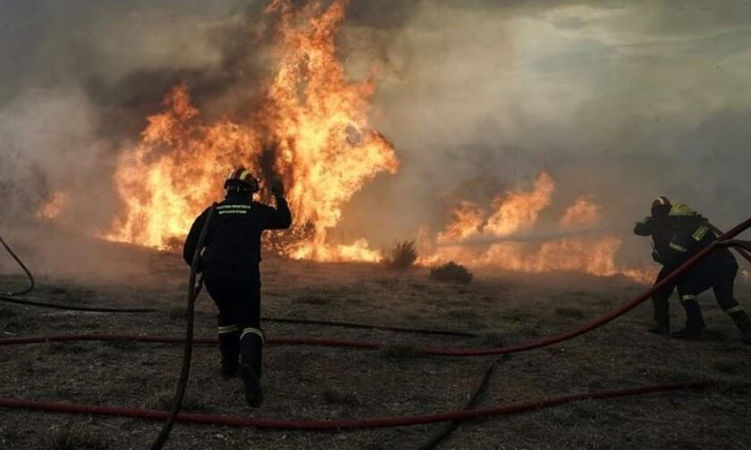 Αχαΐα: Μεγάλη φωτιά - Κλειστή η Ολυμπία οδός και η παλαιά εθνική, εκκενώνεται η Ζήρια