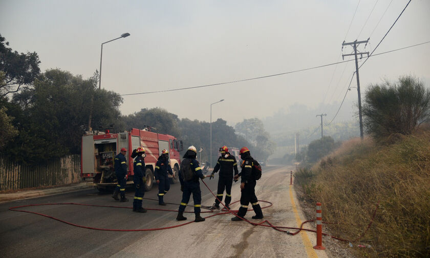 Φωτιά στην Αχαΐα: Εκκενώθηκαν κατασκήνωση και ξενοδοχείο – Απομακρύνθηκε κόσμος από παραλίες (vids)