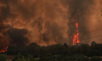 Live streaming η πυρκαγιά στη Βαρυμπόμπη: Εκκενώνεται η περιοχή, εγκλωβισμένοι κάτοικοι (vids)