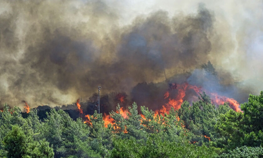 Ανοιχτά πύρινα μέτωπα σε Ρόδο, Μεσσηνία και Εύβοια