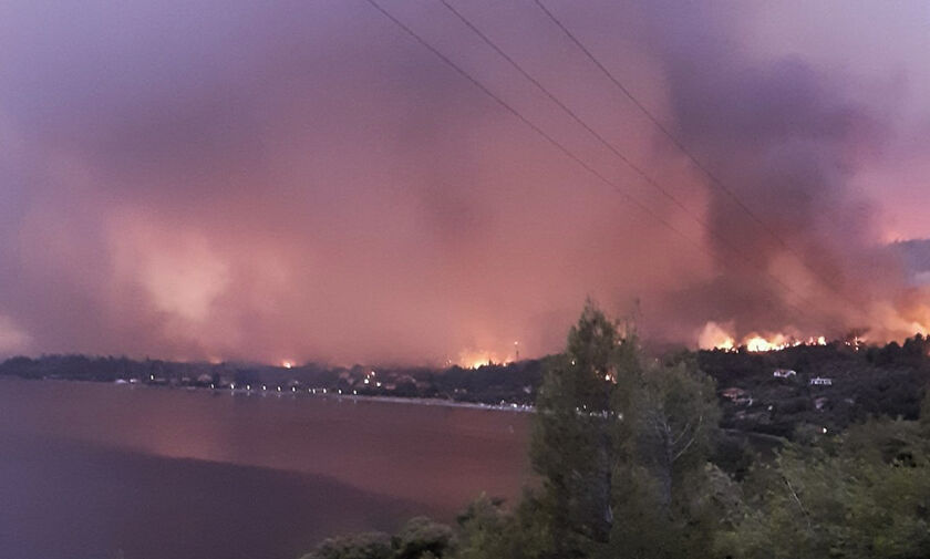 Εύβοια: Τα αεροσκάφη ξεκίνησαν ρίψεις νερού - Μάχη με τις αναζωπυρώσεις