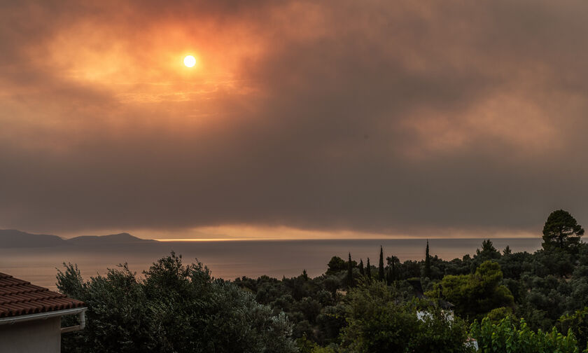 Εύβοια: Ανεξέλεγκτη η φωτιά - Νέο μήνυμα από το 112 για εκκένωση - Τραυματίστηκαν πυροσβέστες