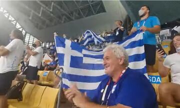 H ελληνική κερκίδα στον αγώνα της Εθνικής ομάδας πόλο (vid)