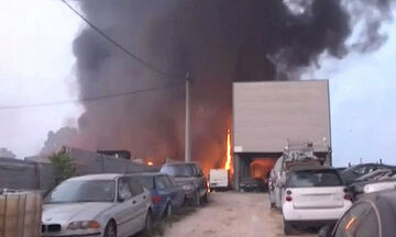 Φωτιά στην Αττική: Εκρήξεις σε μάντρα αυτοκινήτων στις Αφίδνες (vid)