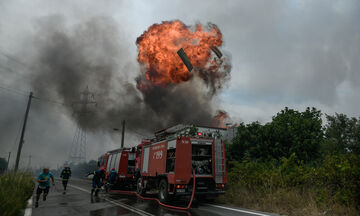 Αφίδνες: Ισχυρές εκρήξεις σε εργοστάσιο που έχει τυλιχτεί στις φλόγες