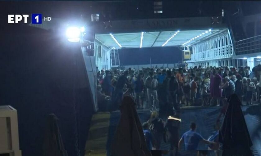 Η Εύβοια φλέγεται - Επιχείρηση απομάκρυνσης πολιτών από τη λίμνη Ευβοίας με φέρυ μποτ (vid)