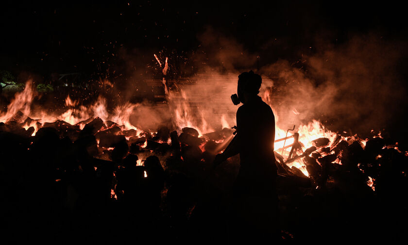 Αττική: Δύσκολη νύχτα για Θρακομακεδόνες, Βαρυμπόμπη, Μαλακάσα - Η φωτιά κατευθύνεται προς Ωρωπό 
