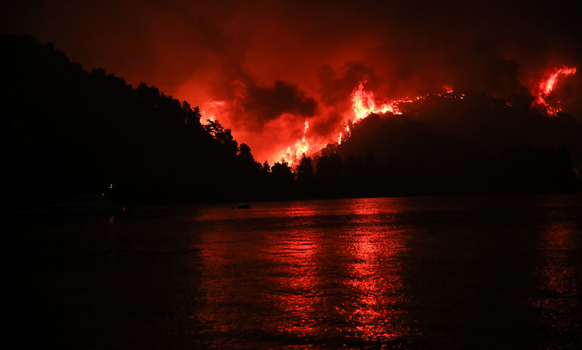 Β. Εύβοια: Μαίνονται για ακόμα μια μέρα οι πυρκαγιές - Απειλούνται νέοι οικισμοί 