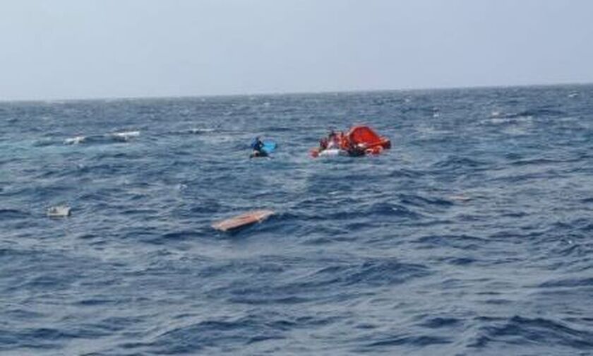 Μήλος: Σώοι οι 18 επιβαίνοντες από τη βύθιση σκάφους - Το βίντεο από την επιχείρηση διάσωσης