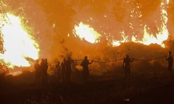 Συνεχίζουν να επιχειρούν οι πυροσβεστικές δυνάμεις σε Γορτυνία και Ανατολική Μάνη