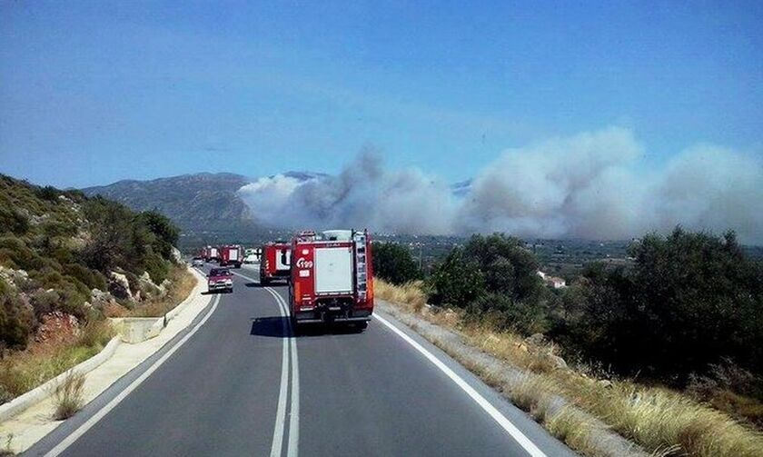 Λαύριο: Μεγάλη και ανεξέλεγκτη φωτιά - Επιχειρούν επίγειες και εναέριες δυνάμεις (vids)