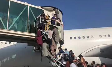 Πλήθη ανθρώπων θέλουν να διαφύγουν από την Καμπούλ, πέφτουν από αεροπλάνα που απογειώνονται