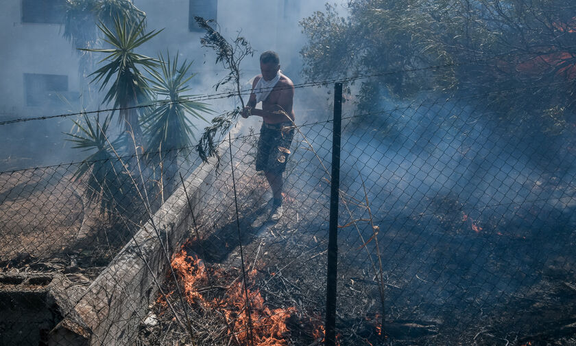 Βίλια: Μεγαλώνει το μέτωπο της φωτιάς, νέο μήνυμα από το 112 για εκκενώσεις οικισμών (vid)