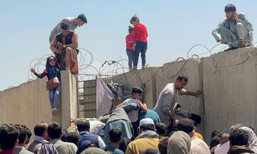 Αφγανιστάν: Χάος στο αεροδρόμιο - Η εικόνα με τα 600 άτομα που κάνει τον γύρο του διαδικτύου (pic)