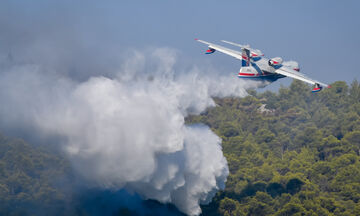 Φωτιές: Περιπολίες σε όλη τη χώρα από έμφορτα πυροσβεστικά αεροσκάφη (vid)