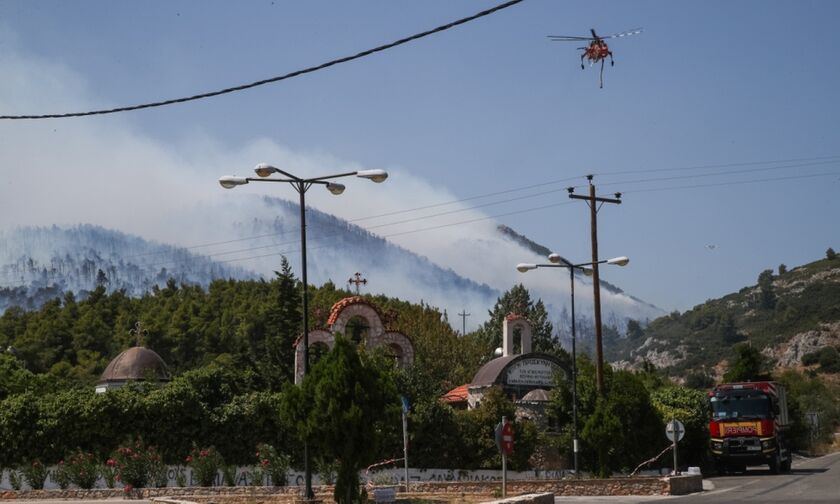 Βίλια - Πυρκαγιά: Έκλεισε η Παλαιά Εθνική - Εκκενώνονται οικισμοί - Άνεμοι 8 μποφόρ