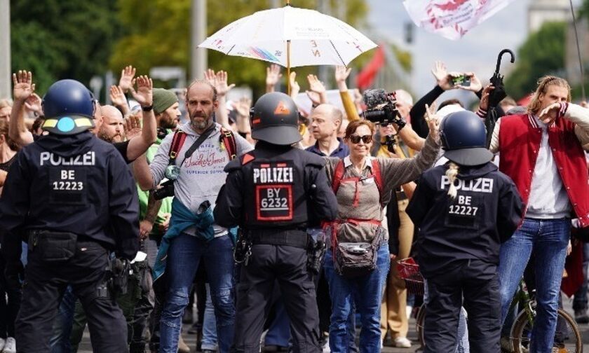 Γερμανία: Δεκάδες χιλιάδες διαδήλωσαν εναντίον των πολιτικών της άκρας δεξιάς