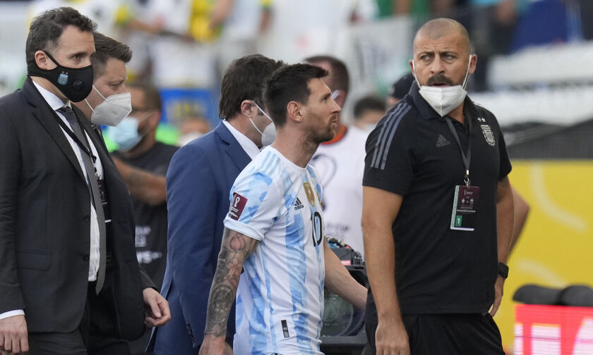 Βραζιλία-Αργεντινή: Εισβολή αστυνομικών στον αγωνιστικό χώρο για να συλλάβουν 4 παίκτες! (vid)