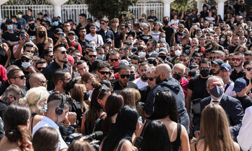 Mad Clip: Πλήθος κόσμου στην κηδεία του (vid, pics)