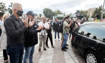 Ο Πειραιάς αποχαιρέτησε τον Μίκη - Τι έγραφαν τα  στεφάνια του Ολυμπιακού και του Βαγγέλη Μαρινάκη