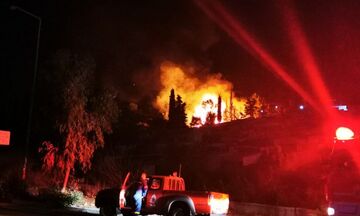 Βαθύ Σάμου: Φωτιά στη δομή προσφύγων (vids)