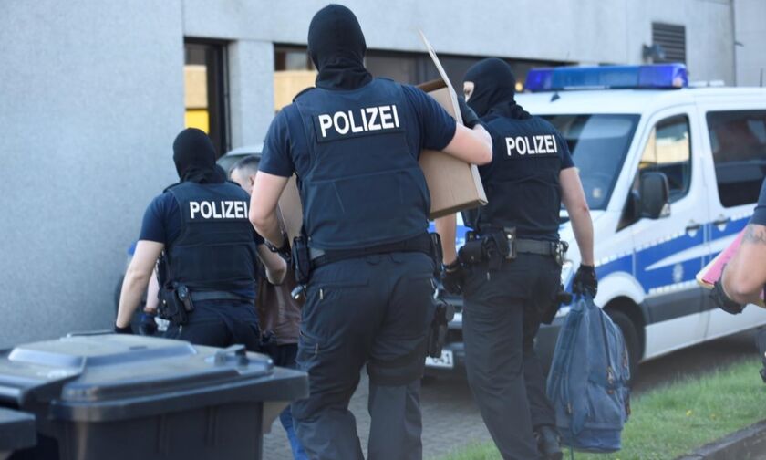 Γερμανία: Ένοπλος κρατά ομήρους σε λεωφορείο