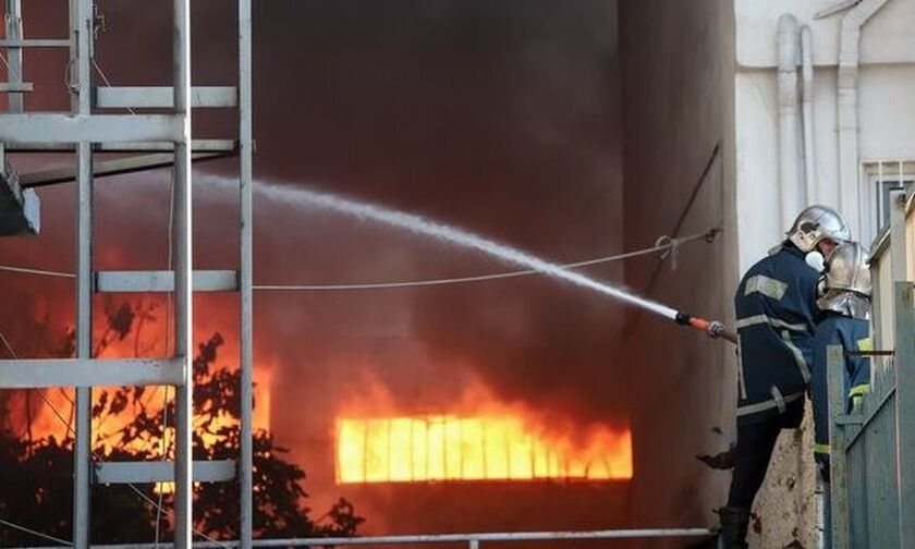 Ασπρόπυργος: Καταστράφηκε από πυρκαγιά εργοστάσιο ξυλείας (vid)