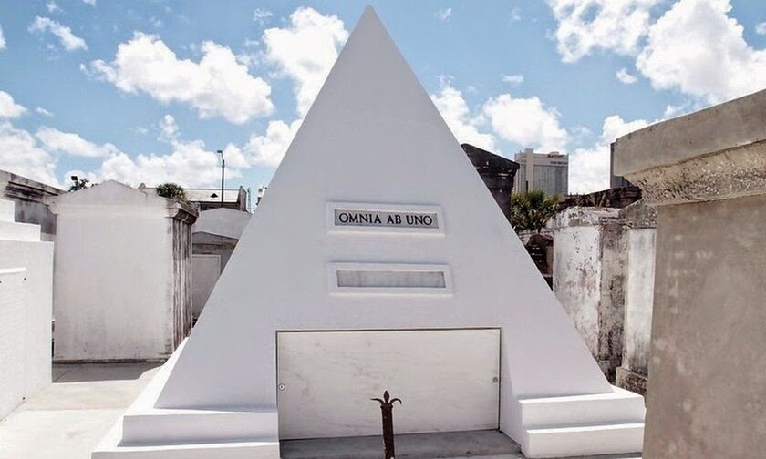 Η πυραμίδα-τάφος του Νίκολας Κέιτζ!
