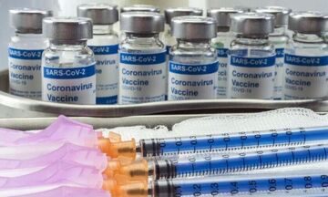 Εμβόλιο: Ανοίγει την Κυριακή η πλατφόρμα για την τρίτη δόση για όλους από 50 ετών και άνω (vid)