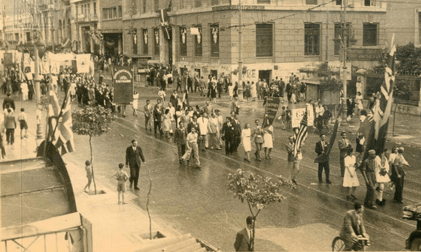 Ελεύθερη Αθήνα: Οι Γερμανοί κατεβάζουν τη σβάστικα από την Ακρόπολη - Ποιος ανέλαβε την διοίκηση