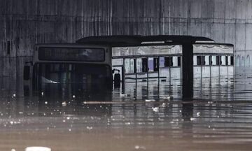 «Μπάλλος»: Λεωφορείο βούλιαξε σε υπόγεια διάβαση στην Ποσειδώνος (vid)