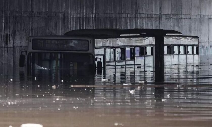 «Μπάλλος»: Παρέμβαση της δικαιοσύνης για το πλημμυρισμένο λεωφορείο
