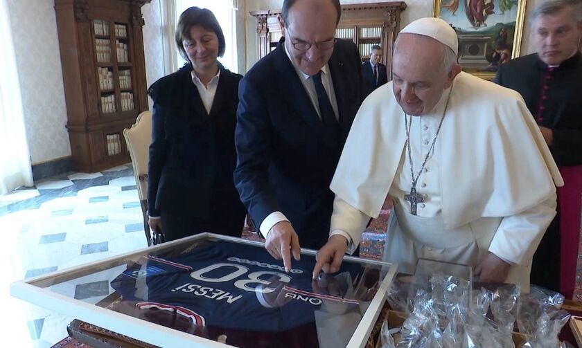 Στον Πάπα Φραγκίσκο η υπογεγραμμένη φανέλα του Λιονέλ Μέσι