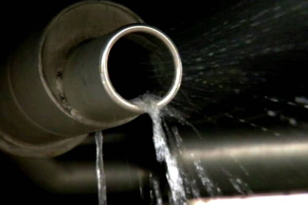 Почему из выхлопной трубы вода. Вода из глушителя. Water in Exhaust. Hydrowat. Видео где у машины выливается вода из выхлопа.