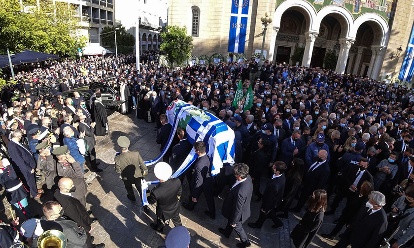 Φώφη Γεννηματά: Ολοκληρώθηκε η εξόδιος ακολουθία στη Μητρόπολη - Πεζή πομπή ως το Α' Νεκροταφείο 