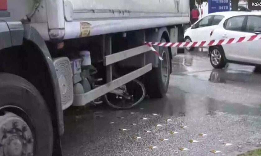 Θεσσαλονίκη: Φορτηγό παρέσυρε ποδηλάτισσα - Σε σοβαρή κατάσταση η κοπέλα στο νοσοκομείο (vid)