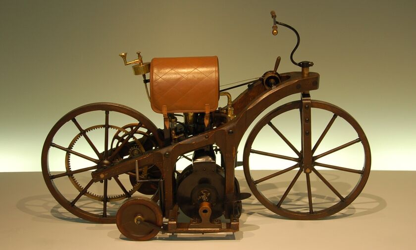1885: Ο Ντάιμλερ κατασκευάζει την πρώτη μοτοσικλέτα