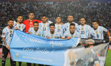 Πανό στήριξης στον Αγκουέρο από τους Αργεντινούς διεθνείς πριν το ματς με την Βραζιλία!