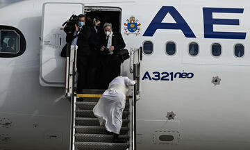 Πάπας Φραγκίσκος: Σκόνταψε στη σκάλα του αεροπλάνου (vid)