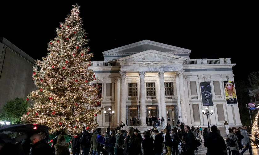 Πειραιάς: Ο Γιάννης Μώραλης φωταγώγησε το Χριστουγεννιάτικο δέντρο στο Δημοτικό Θέατρο (vid)