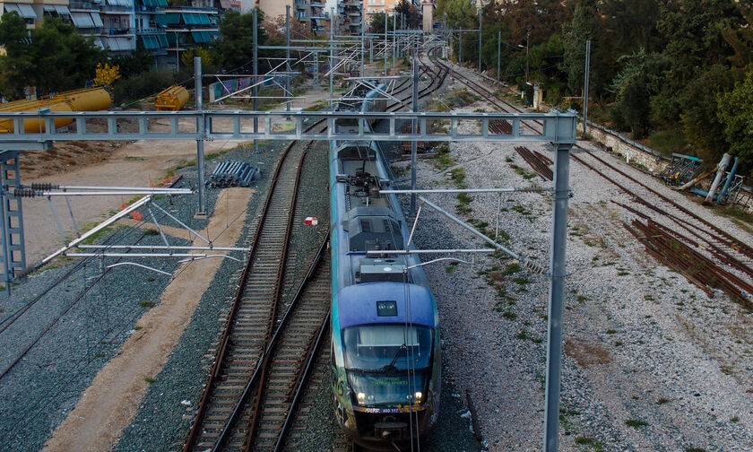 Προαστιακός: Εκτροχιασμός συρμού με 75 επιβάτες στον Ρέντη 